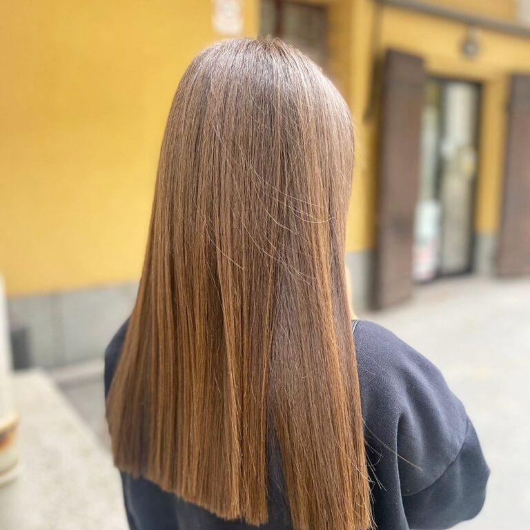 Capelli lisci, lucenti e sani visti da dietro dopo trattamento di nanoplastia Rivoli in salone.