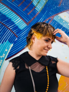 Taglio capelli donna corto creativo con colore giallo a Milano