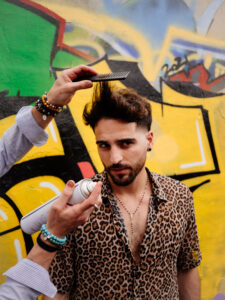 Taglio uomo moderno con styling voluminoso e sfumatura a Milano