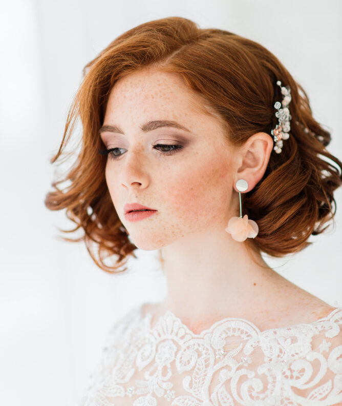 Acconciatura sposa capelli corti rossi con accessorio gioiello
