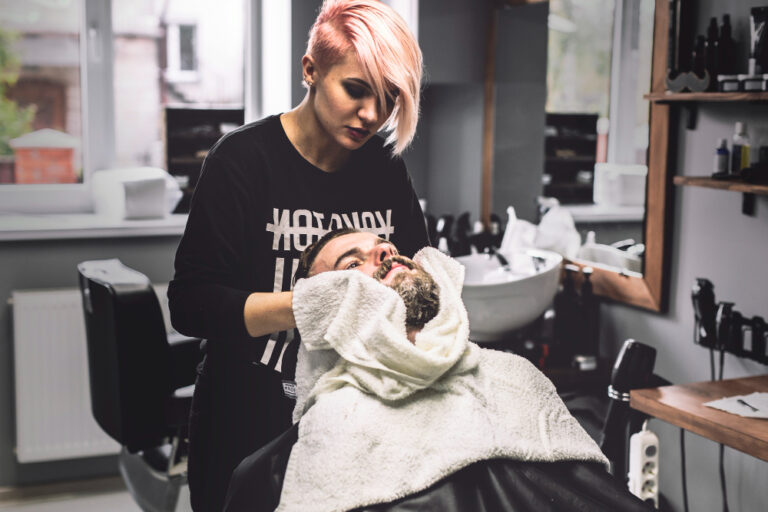 Trattamento barba con panno caldo in barber shop maschile a Torino