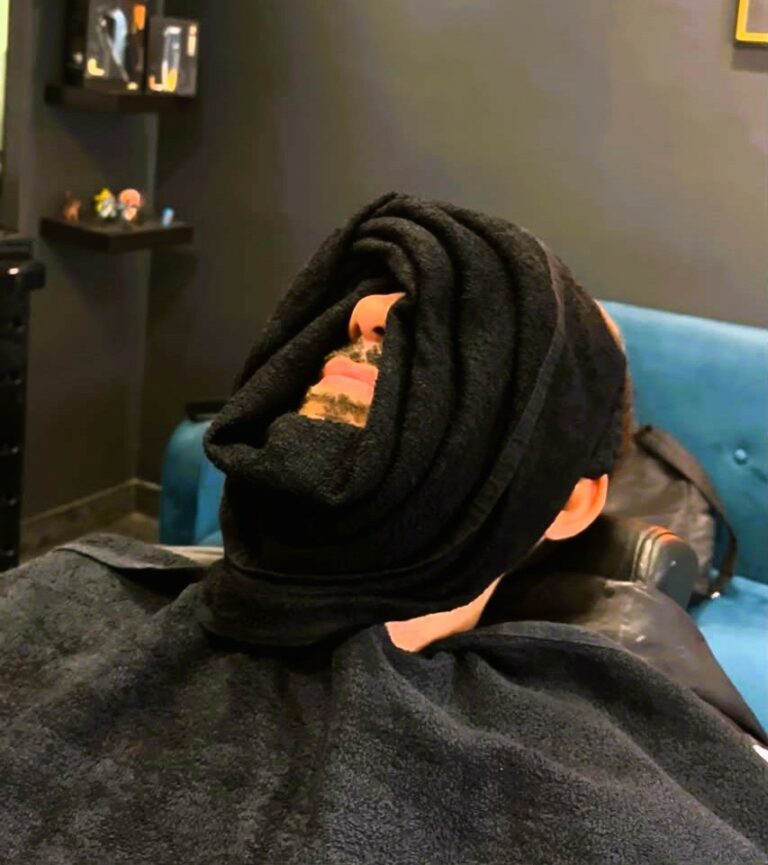 Barba all’italiana con panno caldo per trattamento viso uomo