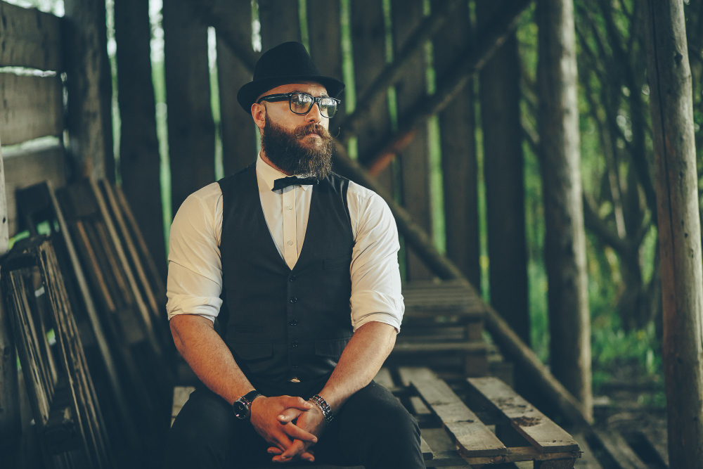 Uomo elegante con barba curata e look italiano