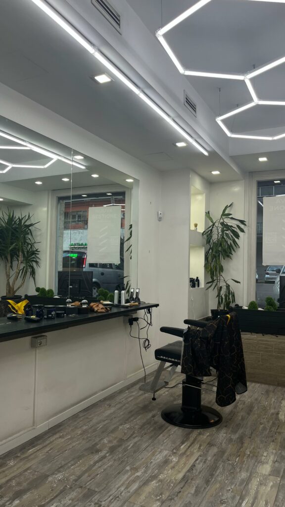 Barbiere uomo Roma – Postazione taglio con specchio