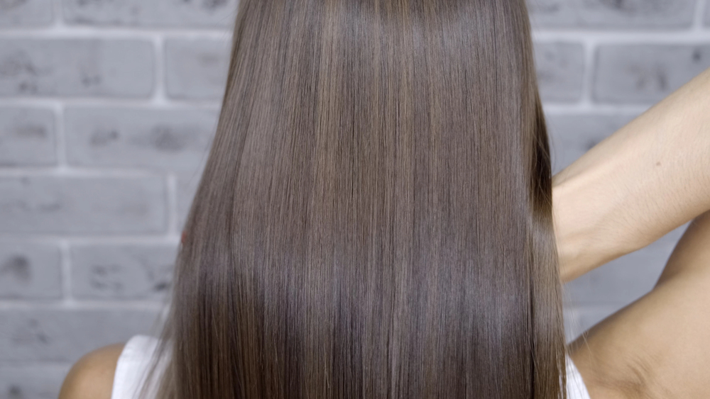 Capelli lisci e lucidi dopo laminazione professionale a Carmagnola