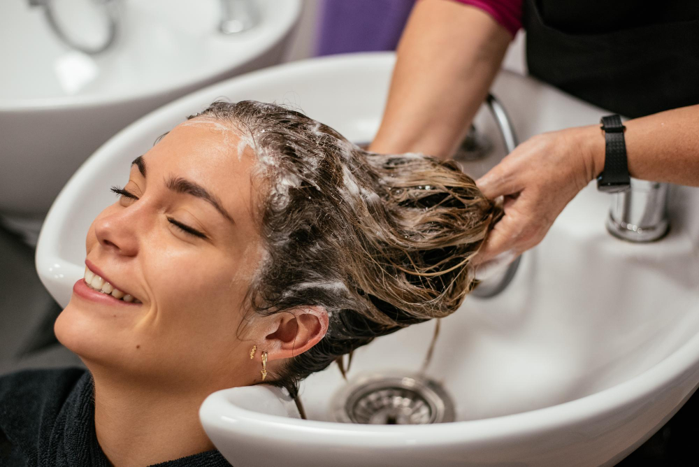 Lavaggio capelli donna professionale in salone parrucchiere