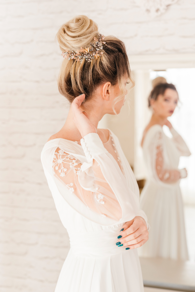 Look sposa moderno con capelli raccolti e stile editoriale