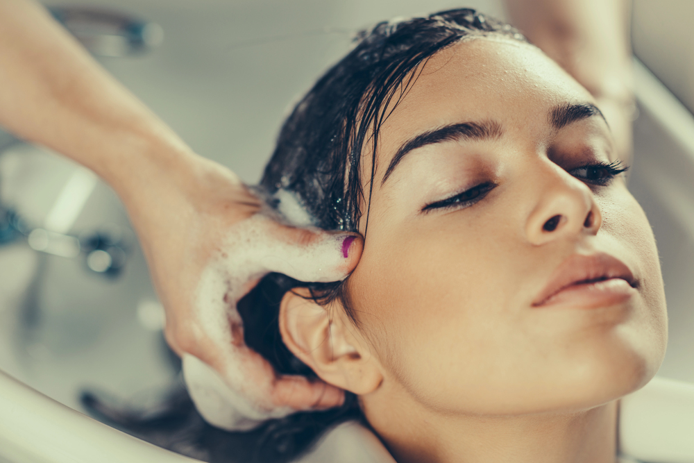 Trattamento rilassante shampoo al salone Shadè parrucchiere Carmagnola