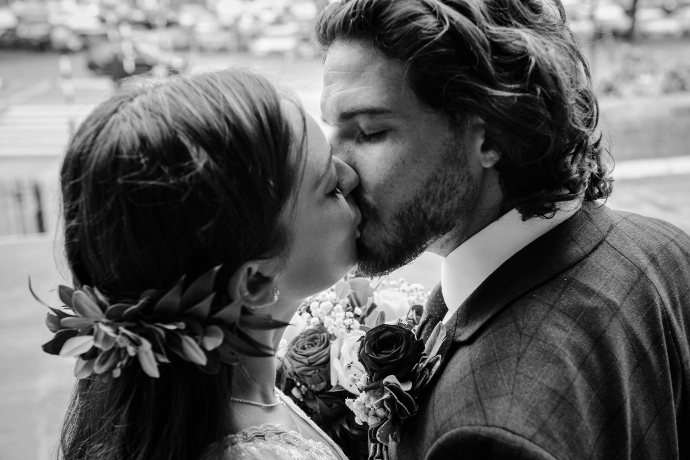 Sposo con barba curata e capelli eleganti durante il matrimonio