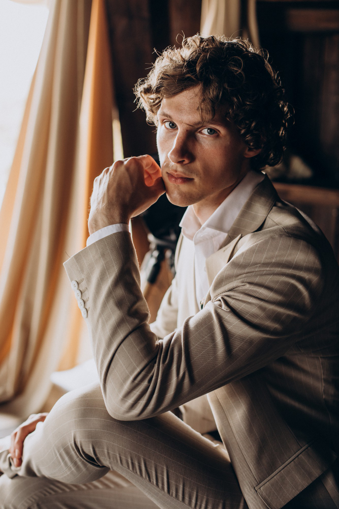 Sposo uomo con capelli curati e styling elegante