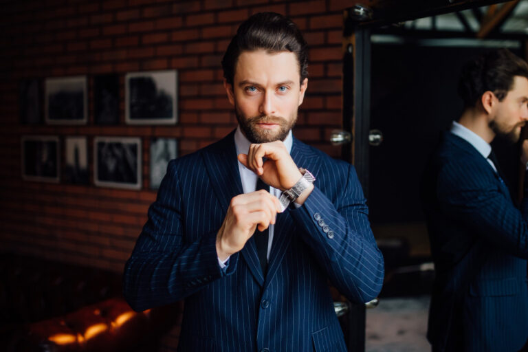 Sposo uomo elegante con capelli curati e stile formale