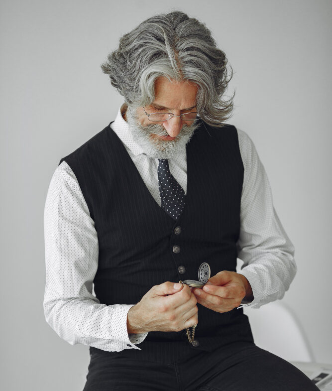 Sposo uomo maturo con barba e capelli grigi curati