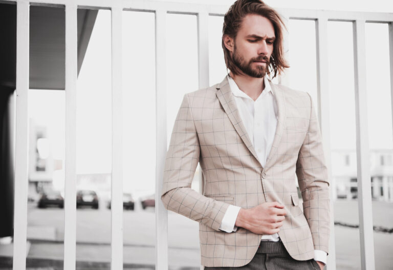 Sposo uomo con capelli curati e styling elegante