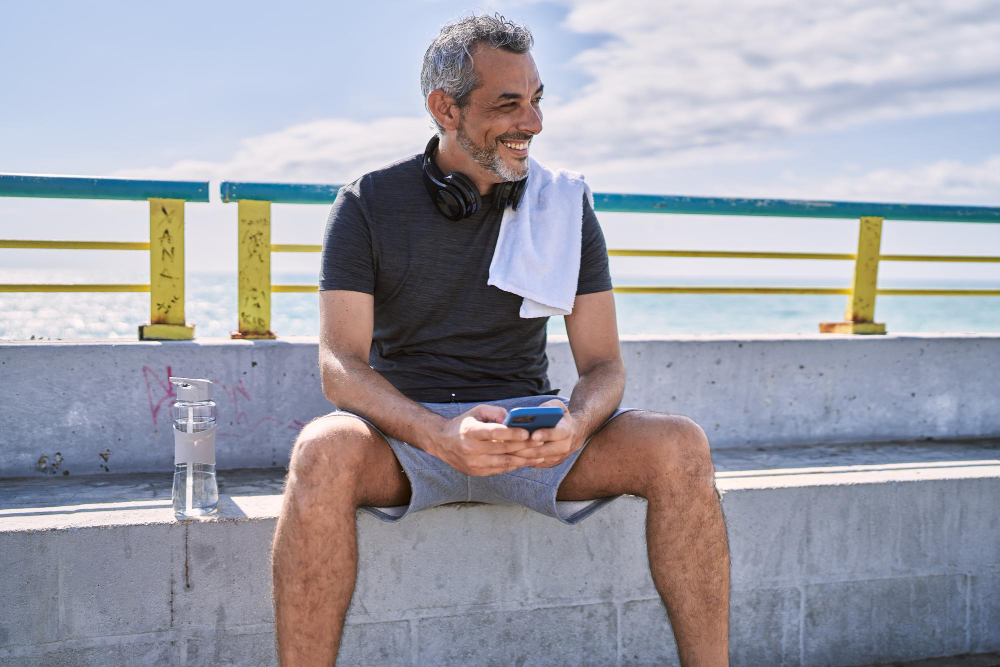 Uomo con capelli al mare durante l’estate